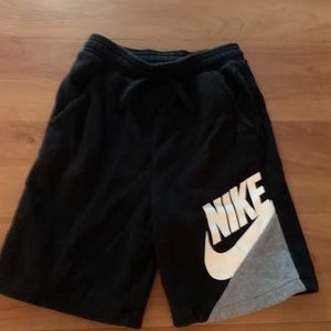 Nike boys xl shorts